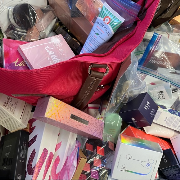 MYSTERY BOX ❤️CURATED❤️Beauty SKINCARE MAKEUP HAIRCARE BATH SPA $277-$299 MSRV - Picture 1 of 16